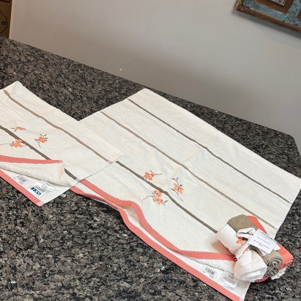 Kohl's Coral and White floral Embroidered Bath Towel set NWT